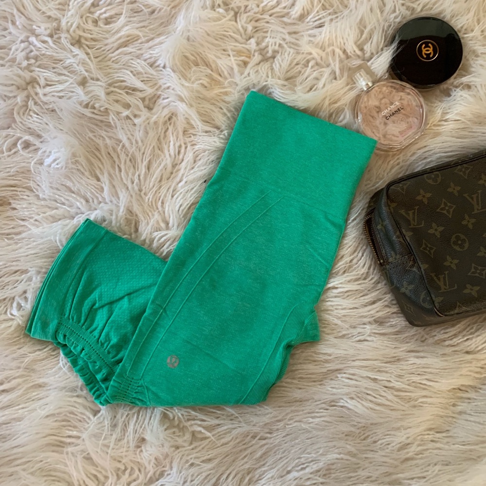 Lululemon In the Flow Crop Size 6